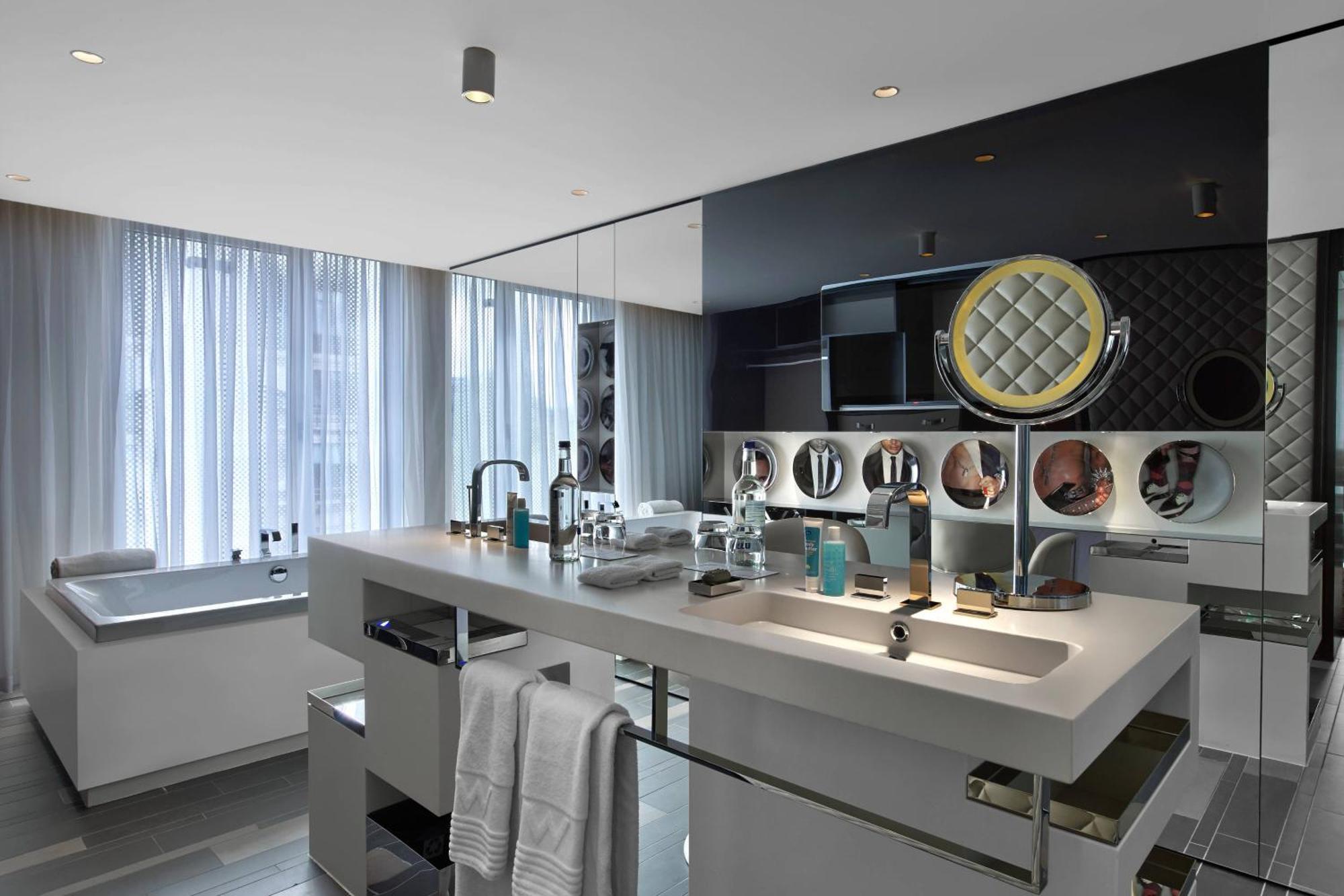 Corner Suite with One King Bed - High Floor